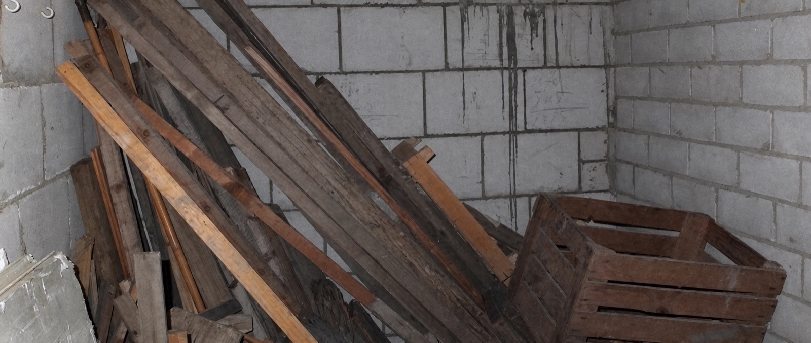 Altholz und Holzleisten in einem Keller vor der Räumung