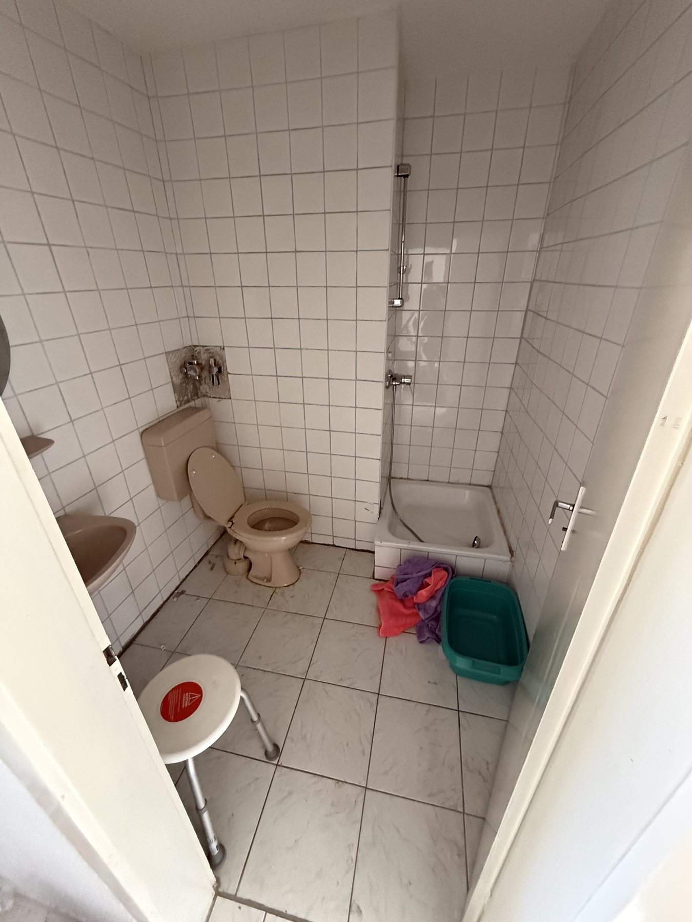 Badezimmer vor der Demontage durch RTD Stuttgart