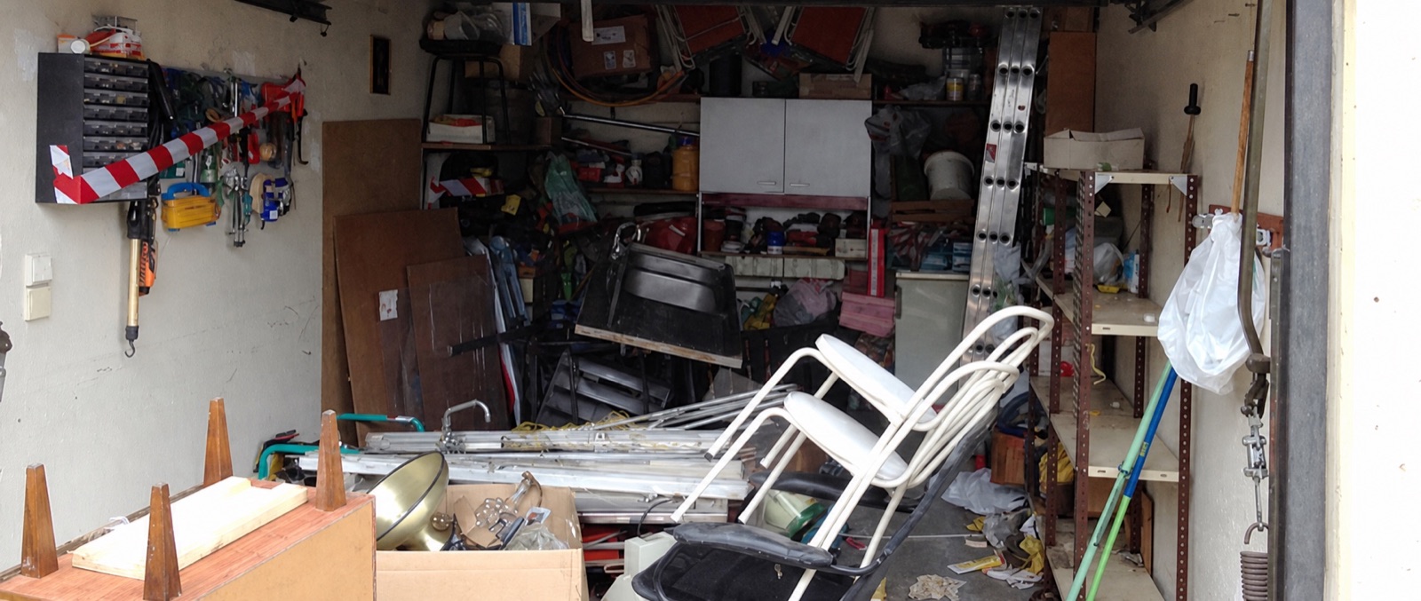 Vollgestellte Garage vor einer Entrümpelung in Stuttgart