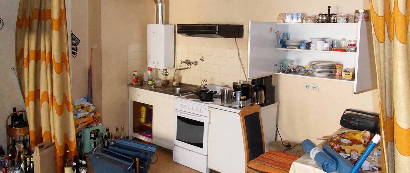 Küche mit Hausrat vor einer Haushaltsauflösung in Stuttgart