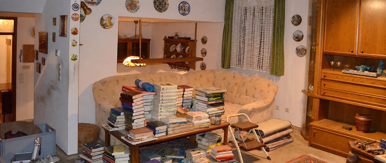 Wohnzimmer mit Hausrat und Büchern vor einer Haushaltsauflösung