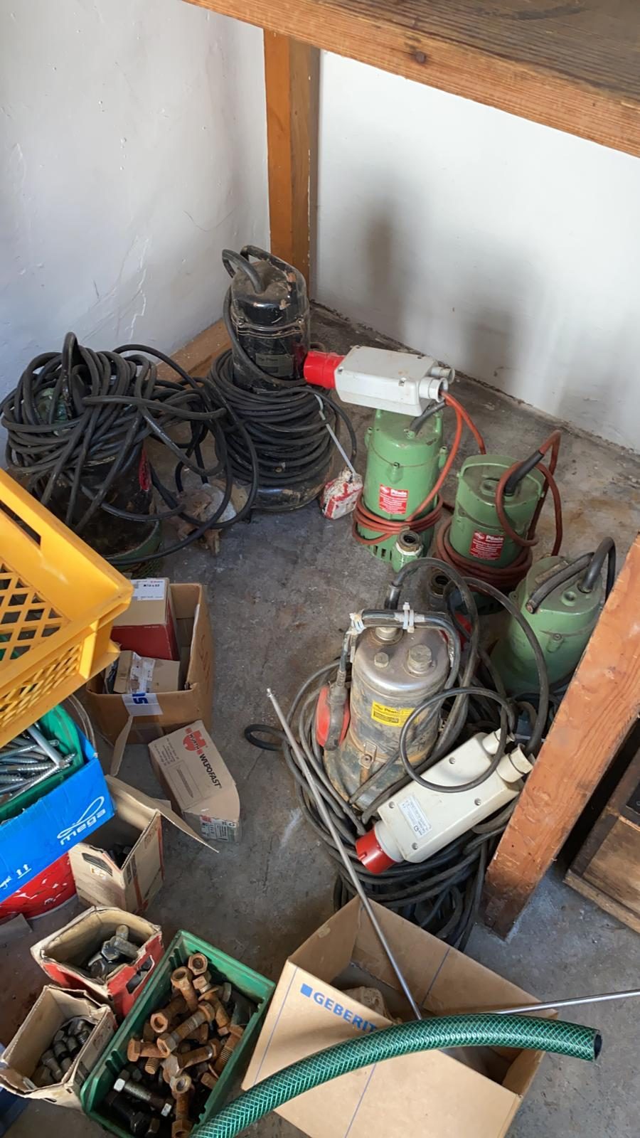 Technischer Lagerraum mit Pumpen und Material vor der Räumung