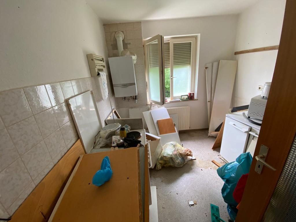 Küche vor der Demontage mit ausgebautem Herd in Stuttgart
