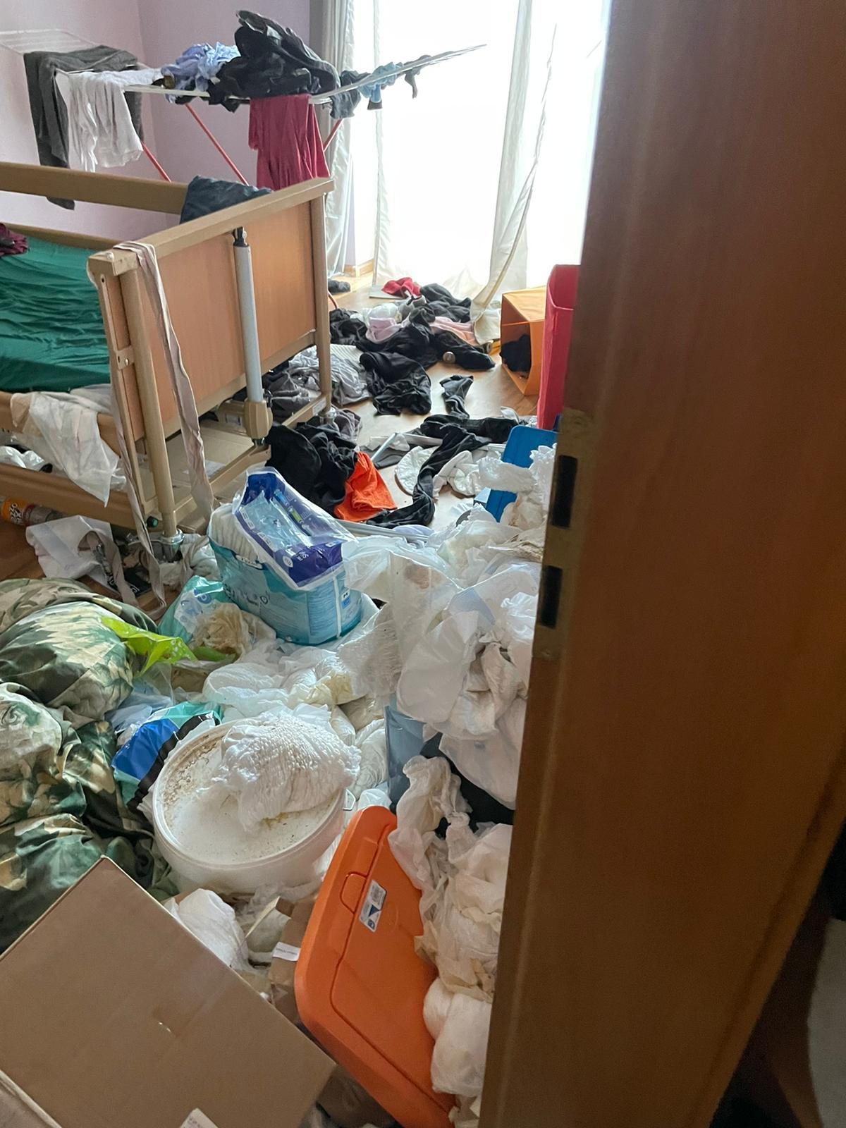 Stark belasteter Wohnraum vor einer Sonderräumung in Stuttgart