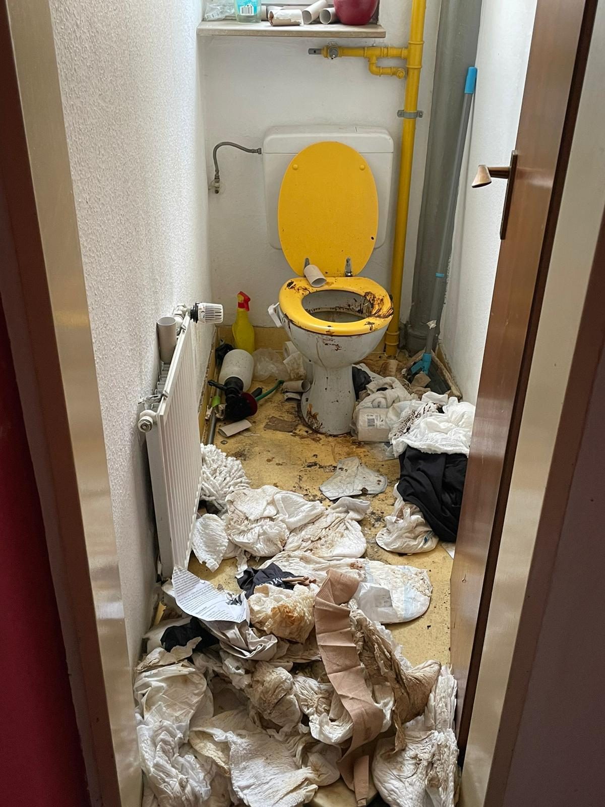 Ausgebaute Heizkörper und Fliesen in einem Container bei einer Sonderräumung