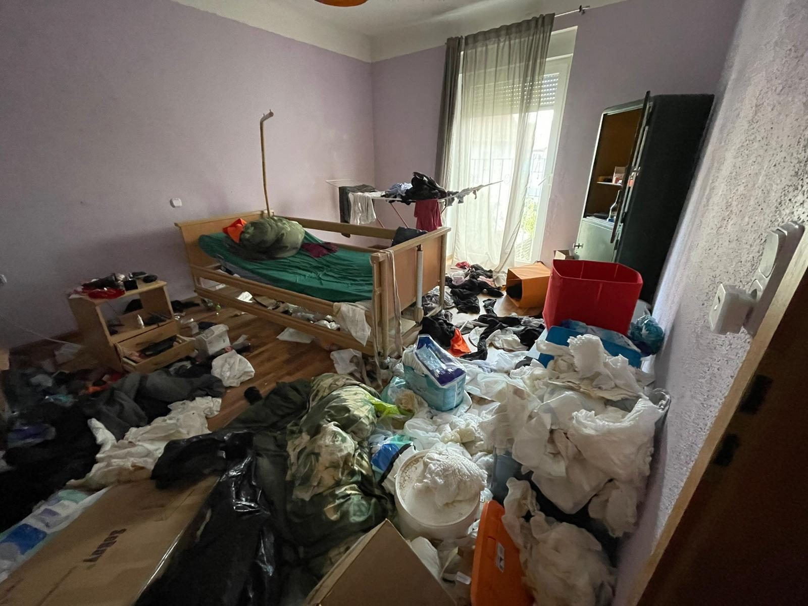 Stark belastetes Zimmer mit Pflegebett vor einer Sonderräumung in Stuttgart