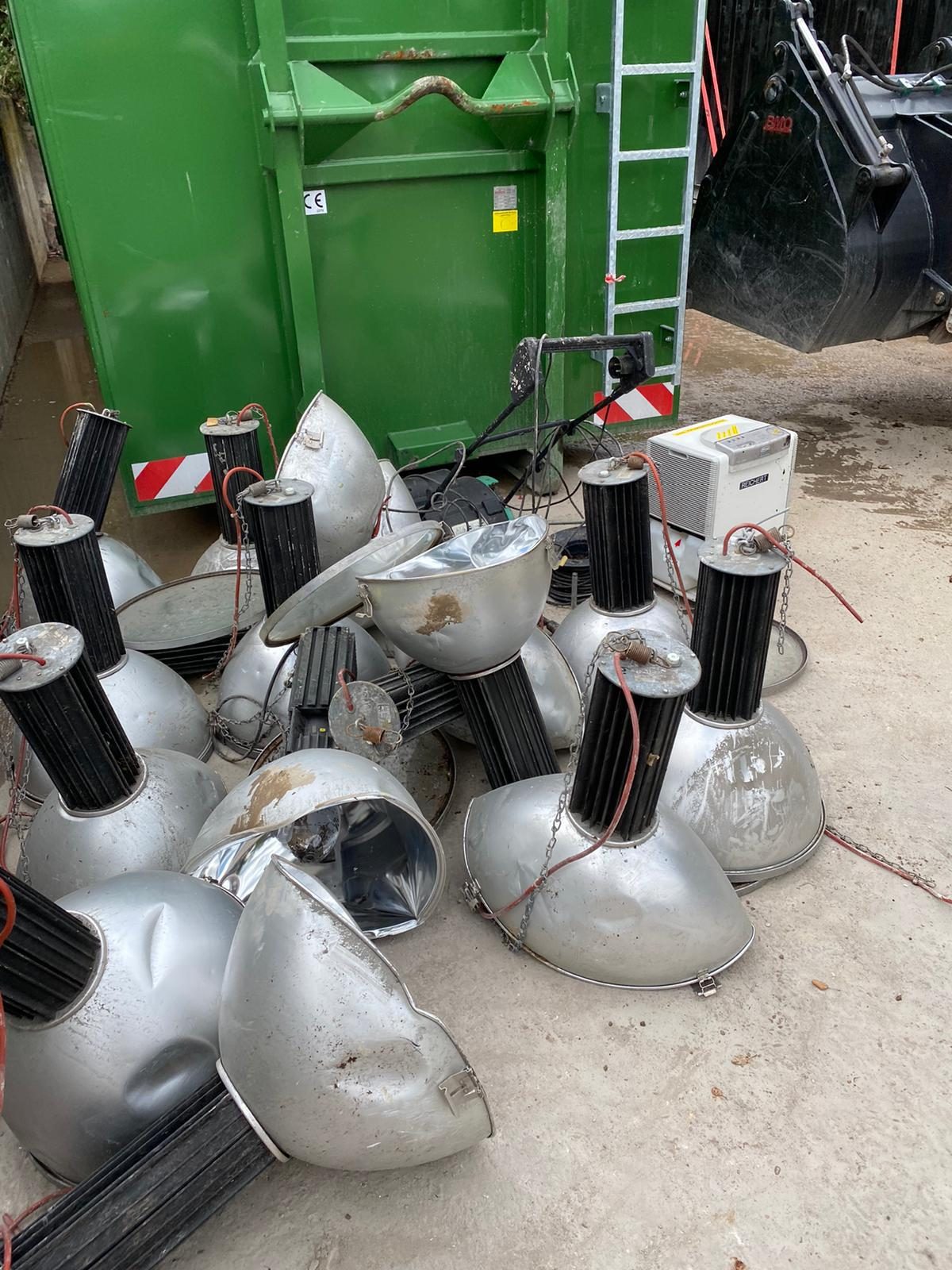 Ausgebaute Hallenleuchten vor dem Abtransport bei einer Industrieräumung in Stuttgart