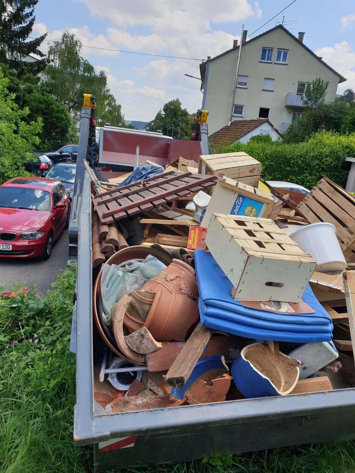 Container voll mit Möbeln und Sperrmüll vor dem Abtransport in Stuttgart