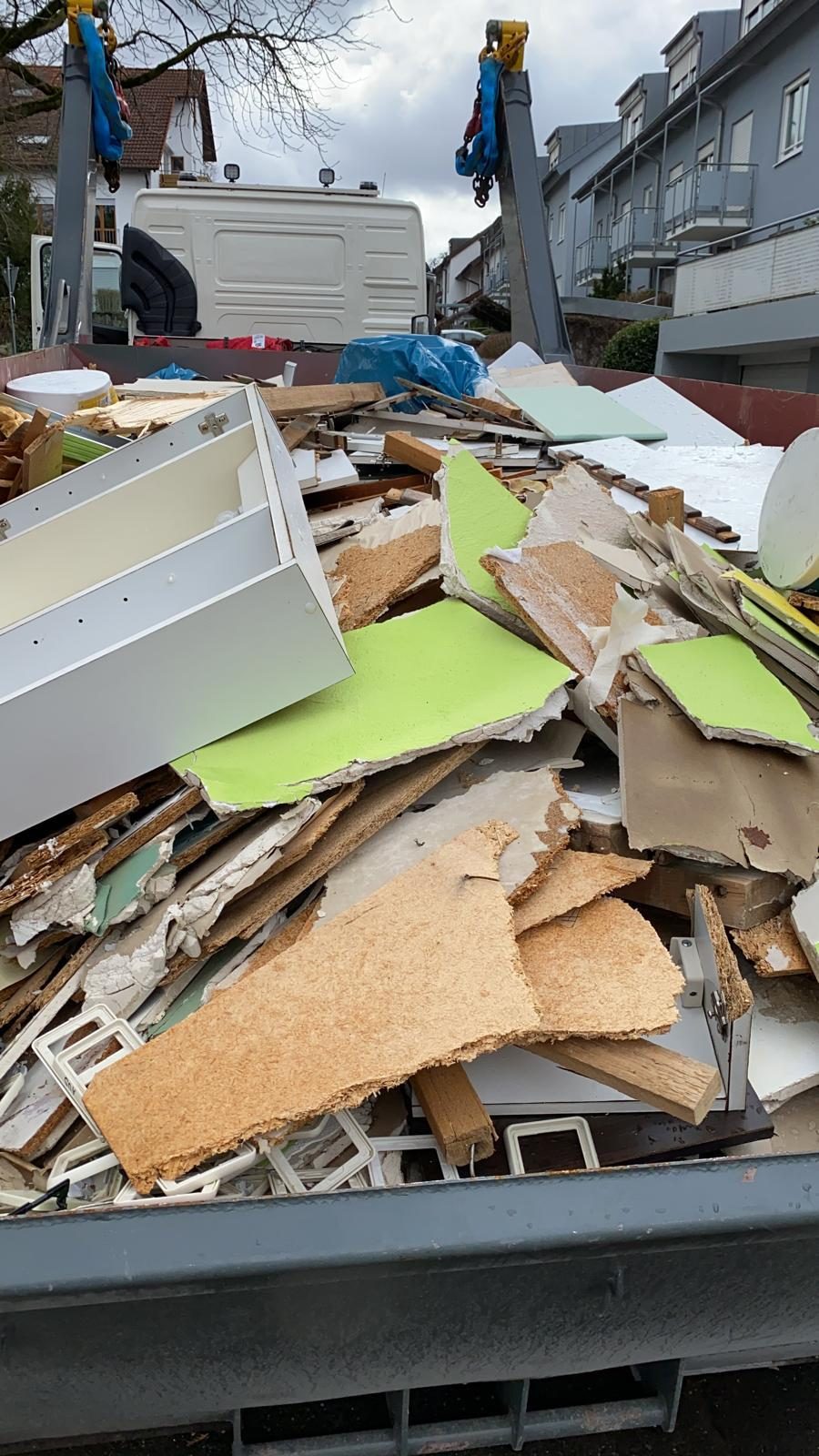 Sperrmüllcontainer mit Möbelteilen und Hausrat in Stuttgart