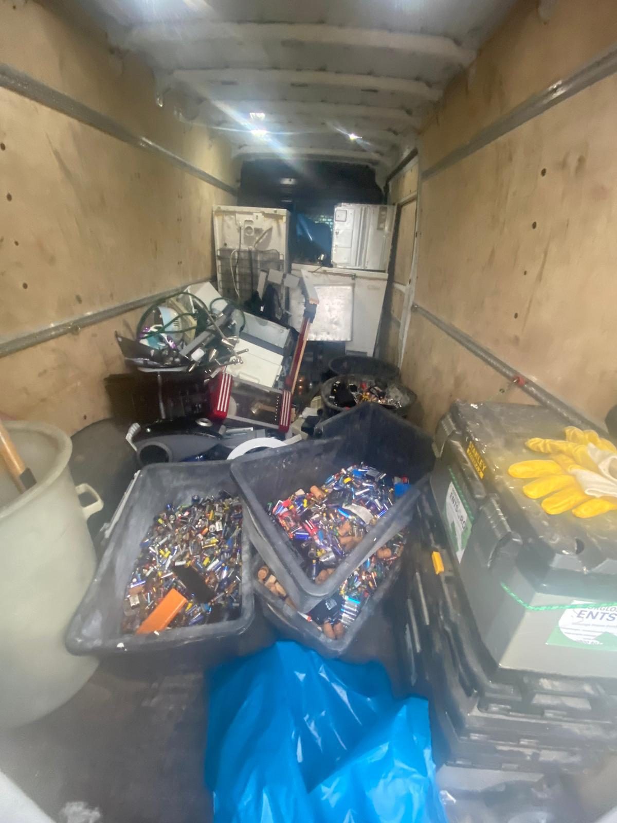 Sortierter Elektroschrott und Batterien im Transportfahrzeug vor dem Abtransport