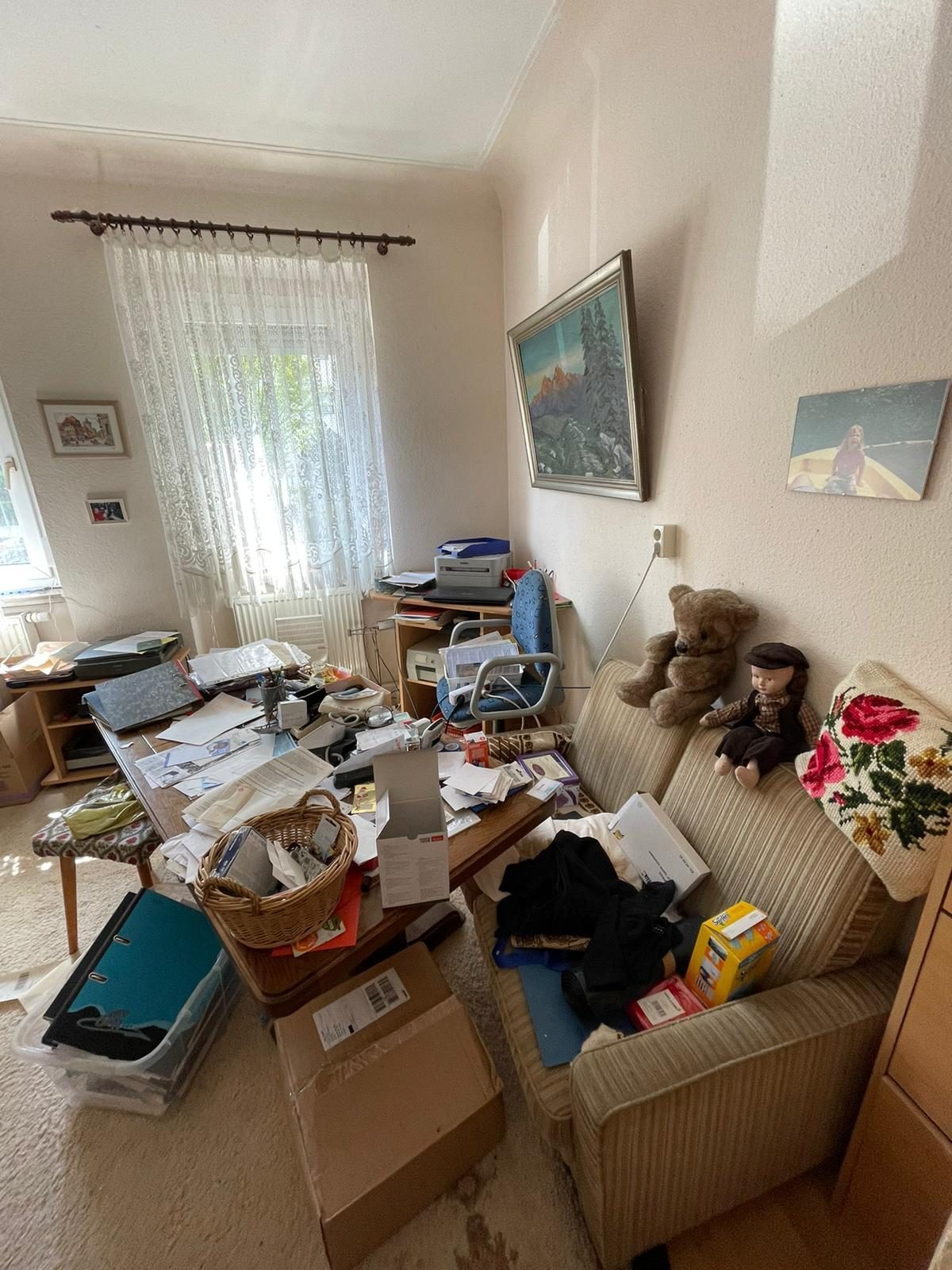 Vollgestelltes Wohnzimmer vor einer Haushaltsauflösung in Stuttgart