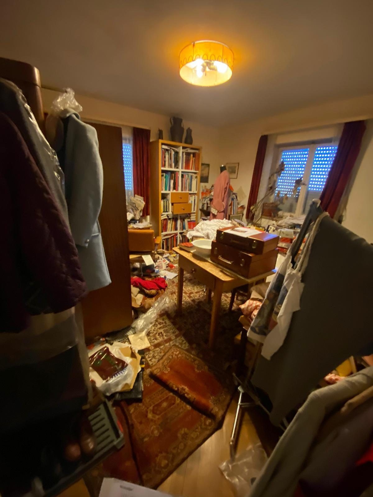 Zimmer mit Möbeln, Kleiderständer und Regal vor der Möbelentsorgung
