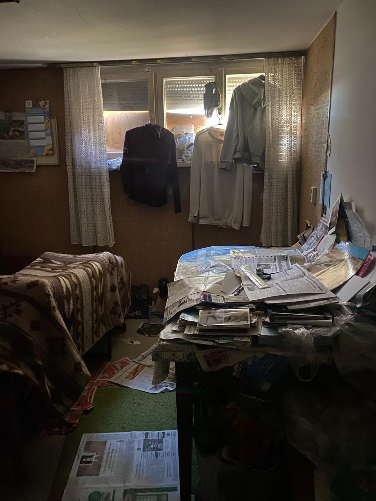 Zimmer mit Möbeln und Kleidung vor der Räumung in Stuttgart